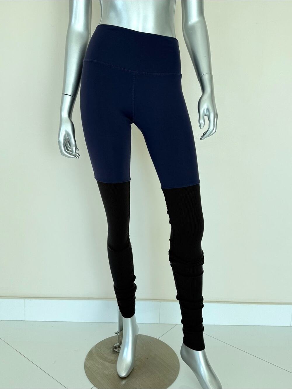 ALO Yoga women two tone leggings size S - Picture 1 of 6
